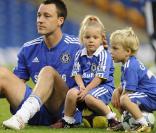 Après son match victorieux face à Tottenham, le 20 septembre 2009, John Terry a été rejoint sur la pelouse de Stamford Bridge par son fils Georgie et sa fille Summer