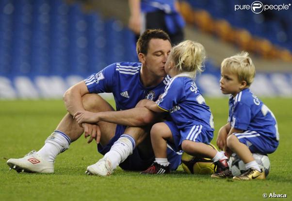 Après son match victorieux face à Tottenham, le 20 septembre 2009, John Terry a été rejoint sur la pelouse de Stamford Bridge par son fils Georgie et sa fille Summer