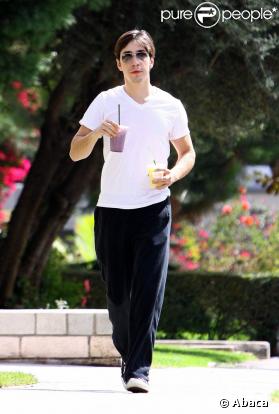 Justin Long sort de chez Drew Barrymore pour aller prendre des jus de fruits à Los Angeles le 22 septembre 2009