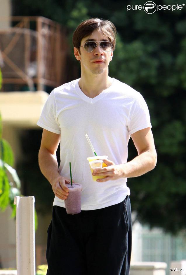 Justin Long sort de chez Drew Barrymore pour aller prendre des jus de fruits à Los Angeles le 22 septembre 2009