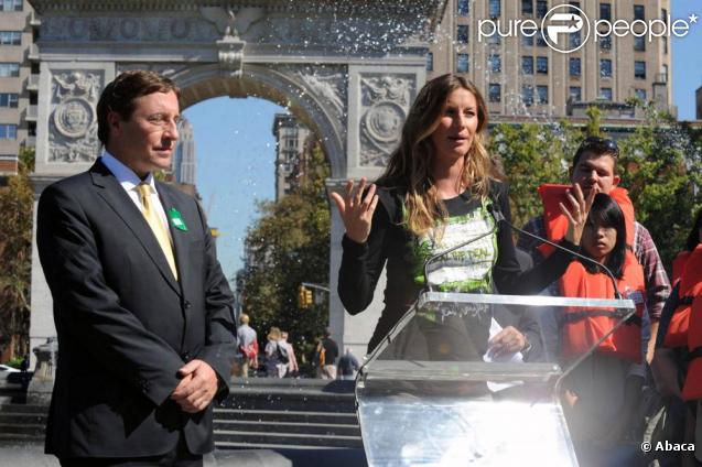 Gisele Bündchen, à New York, s'exprime quant à son rôle de porte-parole des Nations Unies pour sensibiliser à l'écologie et aux enjeux climatiques. Elle nous dévoile son ventre rond ! 20/09/09