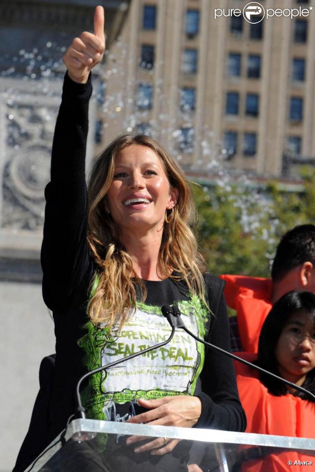 Gisele Bündchen, à New York, s'exprime quant à son rôle de porte-parole des Nations Unies pour sensibiliser à l'écologie et aux enjeux climatiques. Elle nous dévoile son ventre rond ! 20/09/09