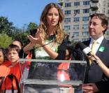 Gisele Bündchen, à New York, s'exprime quant à son rôle de porte-parole des Nations Unies pour sensibiliser à l'écologie et aux enjeux climatiques. Elle nous dévoile son ventre rond ! 20/09/09
