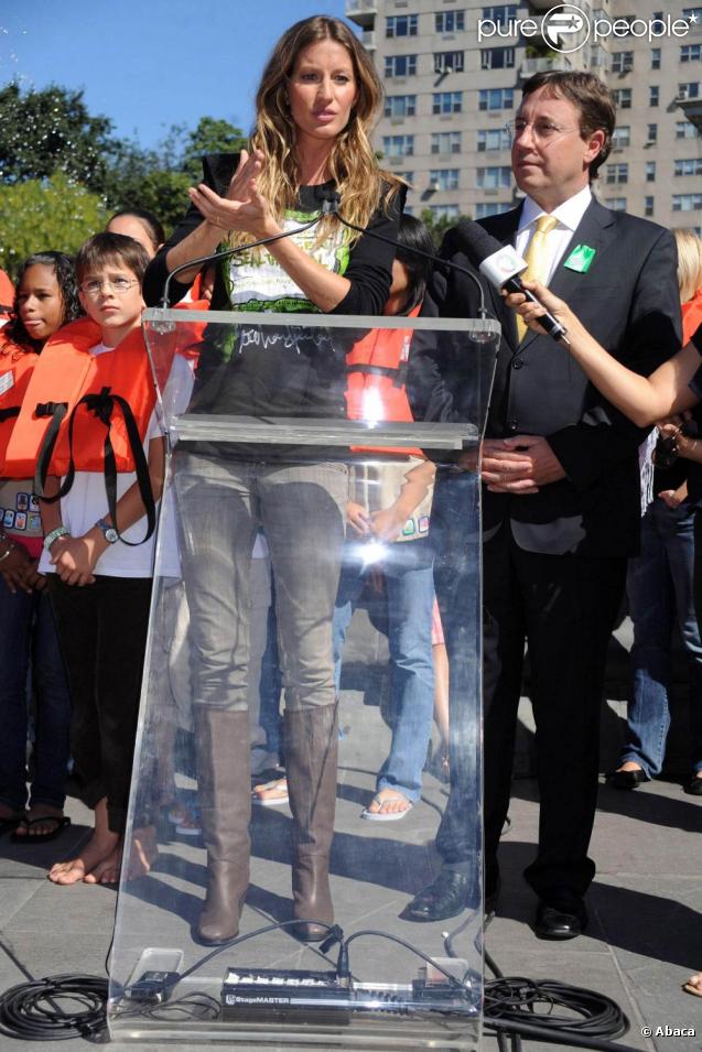 Gisele Bündchen, à New York, s'exprime quant à son rôle de porte-parole des Nations Unies pour sensibiliser à l'écologie et aux enjeux climatiques. Elle nous dévoile son ventre rond ! 20/09/09