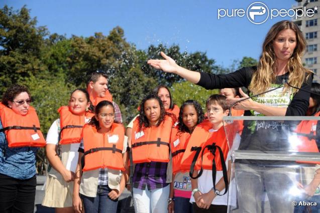 Gisele Bündchen, à New York, s'exprime quant à son rôle de porte-parole des Nations Unies pour sensibiliser à l'écologie et aux enjeux climatiques. Elle nous dévoile son ventre rond ! 20/09/09