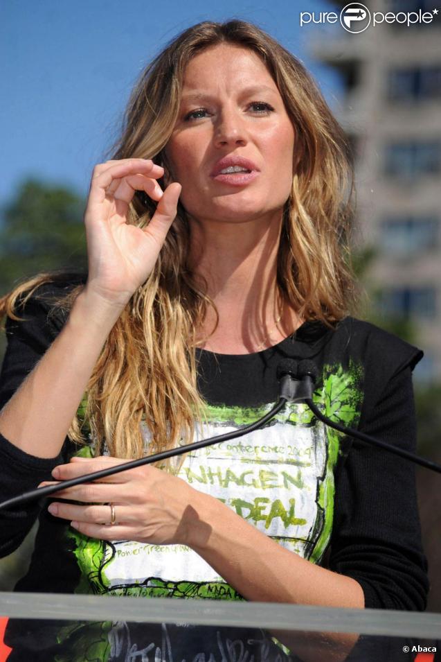 Gisele Bündchen, à New York, s'exprime quant à son rôle de porte-parole des Nations Unies pour sensibiliser à l'écologie et aux enjeux climatiques. Elle nous dévoile son ventre rond ! 20/09/09