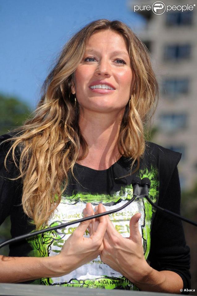 Gisele Bündchen, à New York, s'exprime quant à son rôle de porte-parole des Nations Unies pour sensibiliser à l'écologie et aux enjeux climatiques. Elle nous dévoile son ventre rond ! 20/09/09