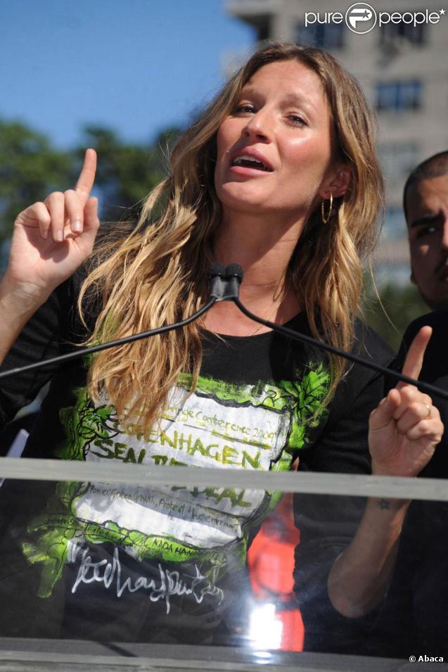Gisele Bündchen, à New York, s'exprime quant à son rôle de porte-parole des Nations Unies pour sensibiliser à l'écologie et aux enjeux climatiques. Elle nous dévoile son ventre rond ! 20/09/09