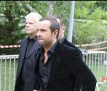 Un ami de Filip Nikolic arrive à l\'église Sainte-Geneviève-des-Bois, pour lui rendre un dernier hommage. 24/09/09