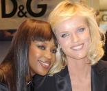 Eva Herzigova et Noami Campbell  à Milan pour la présentation des nouveaux parfums D&G