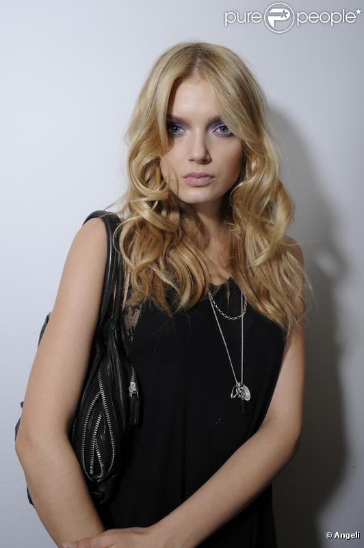Lily Donaldson en backstage du défilé Versace