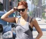 Jessica Alba dans les rues de Beverly Hills. Elle est à présent rousse ! 27/09/09
