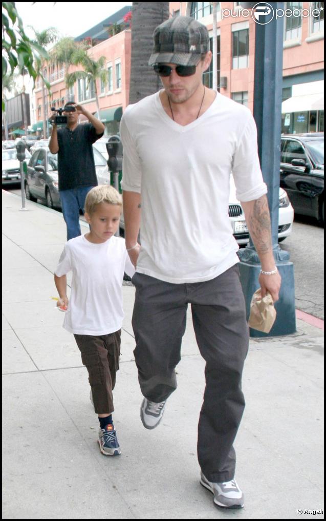 Ryan Phillippe accompagne Deacon, son enfant de cinq ans, chez le médecin, mardi 29 septembre.