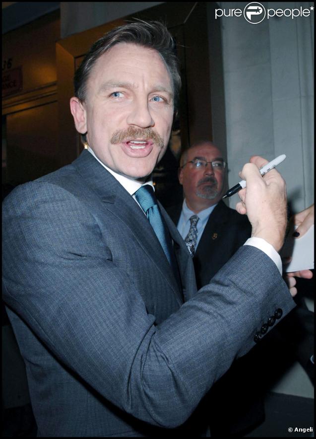 Daniel Craig habillé par Burberry lors de la conférence de presse pour la pièce A Steady Rain à New York le 29 septembre 2009