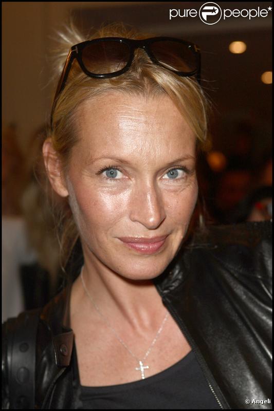 Estelle Lefébure au défilé Balmain à Paris le 1/10/09  