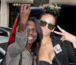 Rihanna devant son hôtel a pris le temps de poser avec ses fans ! Le 1/10/09 à Paris
