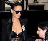 Rihanna devant son hôtel a pris le temps de poser avec ses fans ! Le 1/10/09 à Paris