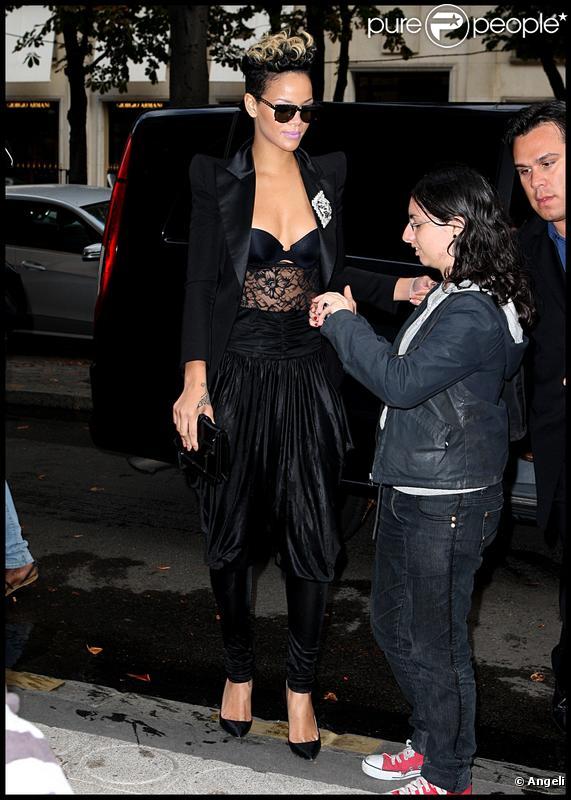 Rihanna devant son hôtel a pris le temps de poser avec ses fans ! Le 1/10/09 à Paris