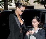 Rihanna devant son hôtel a pris le temps de poser avec ses fans ! Le 1/10/09 à Paris
