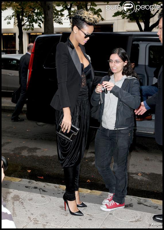 Rihanna devant son hôtel a pris le temps de poser avec ses fans ! Le 1/10/09 à Paris
