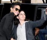 Rihanna devant son hôtel a pris le temps de poser avec ses fans ! Le 1/10/09 à Paris
