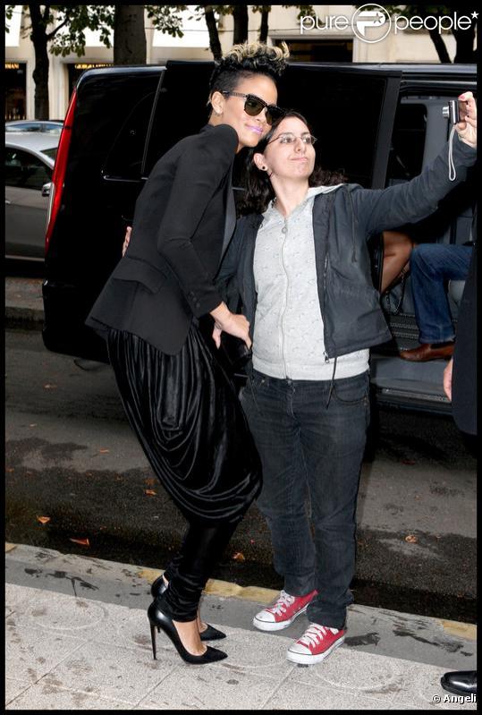 Rihanna devant son hôtel a pris le temps de poser avec ses fans ! Le 1/10/09 à Paris