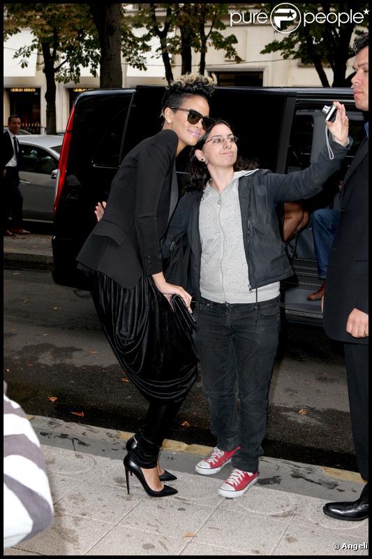 Rihanna devant son hôtel a pris le temps de poser avec ses fans ! Le 1/10/09 à Paris