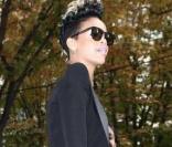 Rihanna devant son hôtel a pris le temps de poser avec ses fans ! Le 1/10/09 à Paris