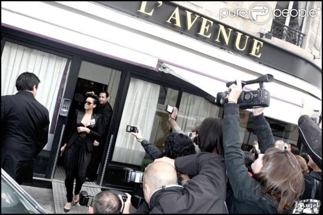 Rihanna sortant du restaurant l'Avenue ! Le 1/10/09 à Paris