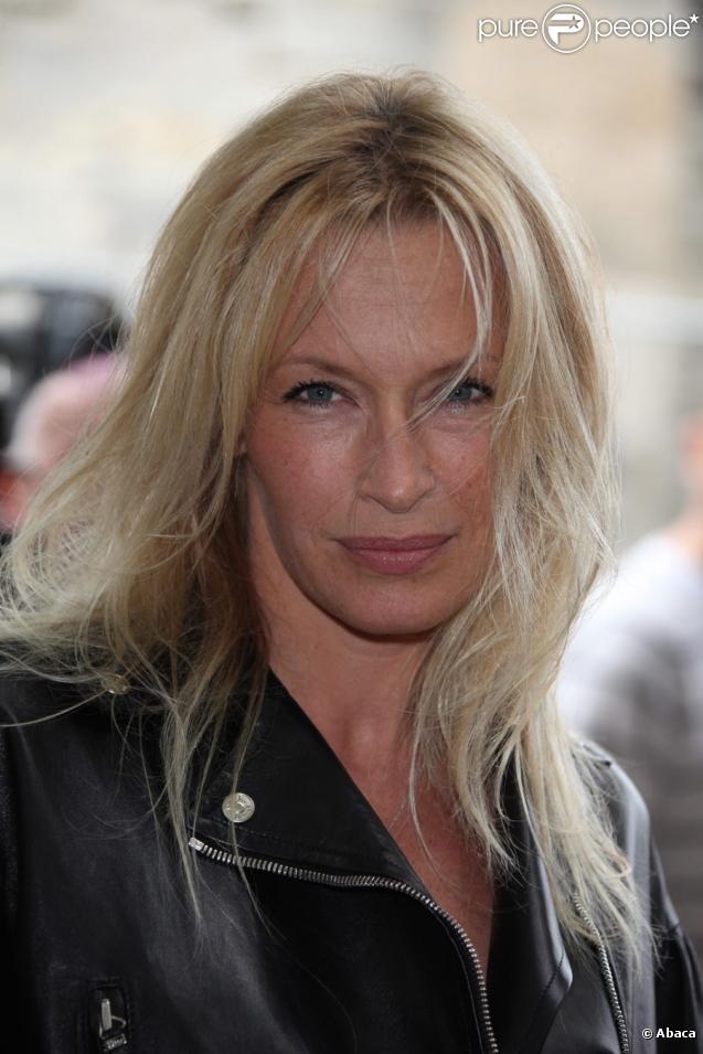 Estelle Lefébure au défilé Christian Dior, collection prêt-à-porter printemps-été 2010, au Jardin des Tuileries, le 2/10/09.