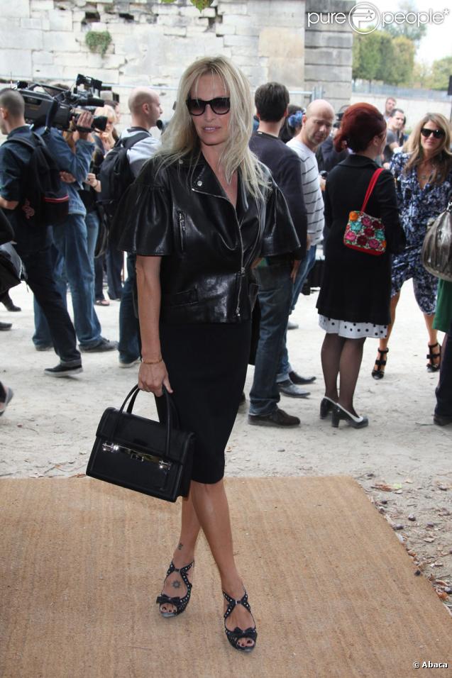 Estelle Lefébure au défilé Christian Dior, collection prêt-à-porter printemps-été 2010, au Jardin des Tuileries, le 2/10/09.