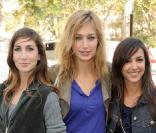 Pauline Lefèvre, Tania Bruna-Rosso et Elise Chassaing arrivent au défilé Cacharel lors de la Fashion Week parisienne le 3 octobre 2009