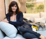 La superbe Helena Christensen, lors de la promotion de  This is my Habitat , dans le magasin Habitat de Regent Street, à Londres, le 5 octobre 2009 !