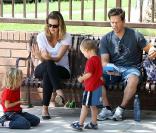 Mark Wahlberg, sa femme Rhea, et leurs trois enfants, lors d'une pause détente et intime à Beverly Hills, à Los Angeles, en octobre 2009 !