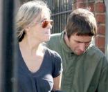Liam Gallagher et sa femme Nicolas Appleton dans les rues de Londres.