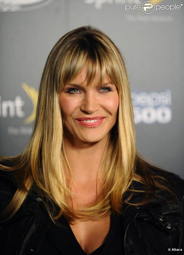 Natasha Henstridge, ravissante, à l'occasion de l'avant-première de  Together : The Hendrick Motorsports Story , qui s'est tenue au Roosevelt Hotel de Los Angeles, le 7 octobre 2009 ! 