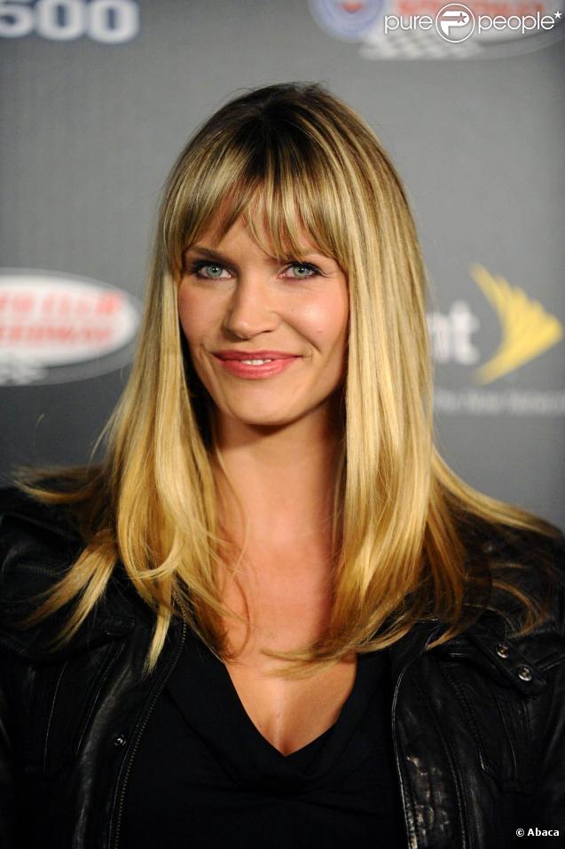 Natasha Henstridge et ses beaux yeux, à l'occasion de l'avant-première de  Together : The Hendrick Motorsports Story , qui s'est tenue au Roosevelt Hotel de Los Angeles, le 7 octobre 2009 ! 
