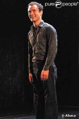 Jude Law au Broadhurst Theatre, à l'occasion de la première d' Hamlet , à New York, le 6 octobre 2009 !