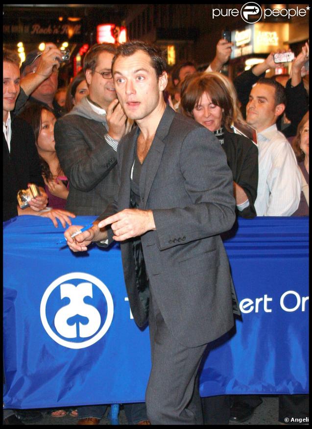 Après la représentation de Jude Law, les fans sont là !