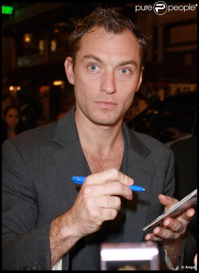 Après la représentation de Jude Law, les fans sont là !