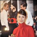 Olga Kurylenko s'affiche sexy et glamour toute l'année... pour le 11e calendrier Campari !