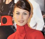 Olga Kurylenko s'affiche sexy et glamour toute l'année... pour le 11e calendrier Campari !