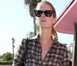 Nicky Hilton toujours aussi branchée, porte une chemise en guise de robe accessoirisée d'une ceinture et de boots. 