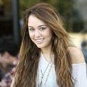 Miley Cyrus : elle se met au rap et veut quitter Twitter ! Mais son père s'y oppose ! Look !