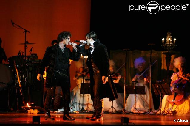 La troupe de  Mozart, l'opéra-rock , actuellement en représentation au Palais des Sports.