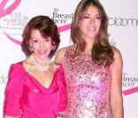Elizabeth Hurley et Evelyn Lauder, le 12 octobre à New York pour l'illumination de Bloomingdale, en rose dans le cadre de la lutte contre le cancer !