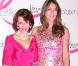 Elizabeth Hurley et Evelyn Lauder, le 12 octobre à New York pour l'illumination de Bloomingdale, en rose dans le cadre de la lutte contre le cancer !