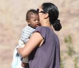 Kimora Lee et son fils Kenzo sur le tournage de sa série réalité Le fabuleux destin de Kimora. 15/10/09