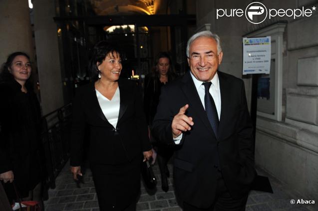 Anne Sinclair et son mari Dominique Strauss-Kahn ont assisté au mariage de Jean-Christophe Cambadélis, le 15 octobre 2009