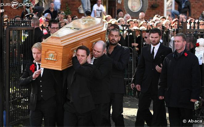 Ronan Keating et les membres de Boyzone Mikey Graham, Shane Lynch et Keith Duffy lors des funérailles de Stephen Gately de Boyzone en l'église Saint Laurence O'Toole en Irlande le 17 octobre 2009